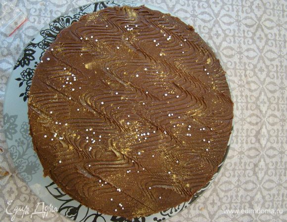 Ну и немного украшаем сверху. Хочу сказать, что торт очень плотный, режьте, не церемонясь! У меня торт постоял 30 мин в холоде, а потом мы съели первый кусок))