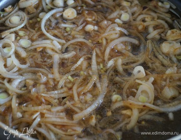 Лук нарезать полукольцами, чеснок измельчить. В сковороду налить оливковое масло, выложить лук и чеснок, обжарить. Влить вино и тушить, до того как лук станет мягким