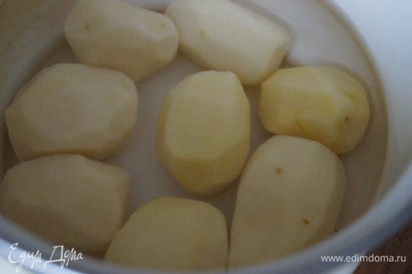 Для картофеля Шато: Картофель очистить и обрезать в форме бочонка, отварить минут 7