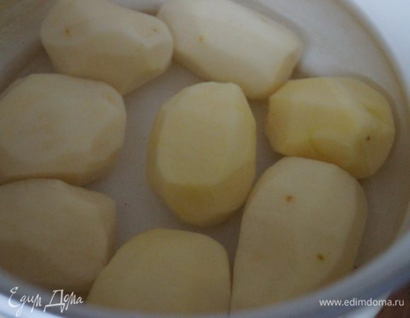 Для картофеля Шато: Картофель очистить и обрезать в форме бочонка, отварить минут 7