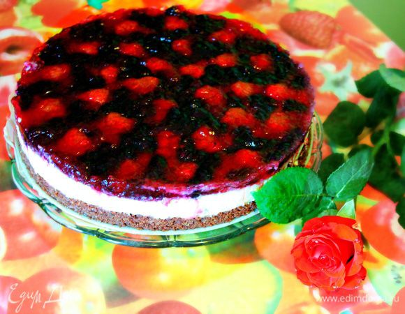 Сверху украсить клубникой и черникой. Отправить в холодильник. Подготовить желе согласно инструкции. Я использовала вместо обычной воды клубничный сироп из консервированной клубники. Залить желе торт и поставить в холодильник на ночь или хотя бы на 3 — 4 часа. Перед тем как будете вытаскивать чизкейк из формы, аккуратно проведите острым ножом по краю формы, чтобы торт хорошо отделился. 