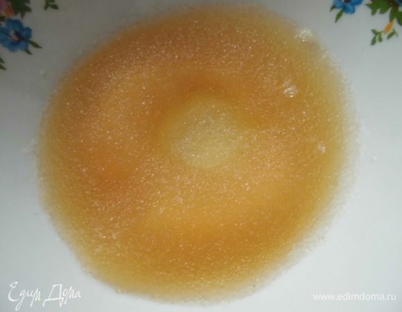 Желатин замочить в холодной воде на 10 минут.