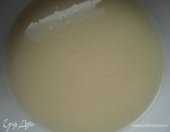 Молоко (100 мл) нагреть и растворить в нем сахар. Добавить набухший желатин и также растворить. Я для уверенности еще процедила сметь через сито. 