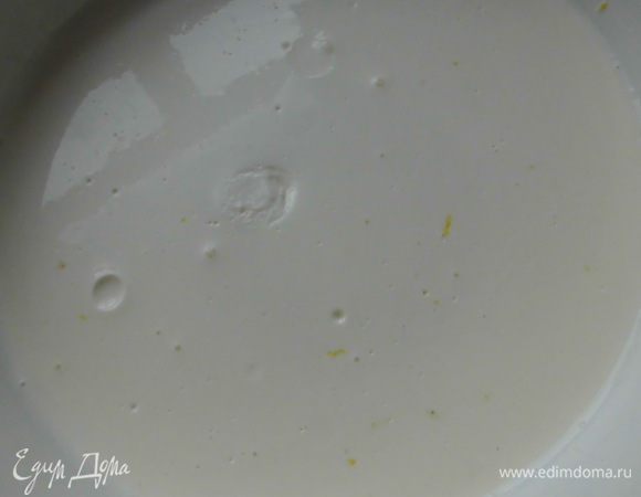 Молочную смесь ввести в сливки, добавить ваниль, натертую цедру, тщательно размешать и поставить на 7-10 минут в холодильник, чтобы панна котта немного загустела. Вот на ней виден след от пальца.