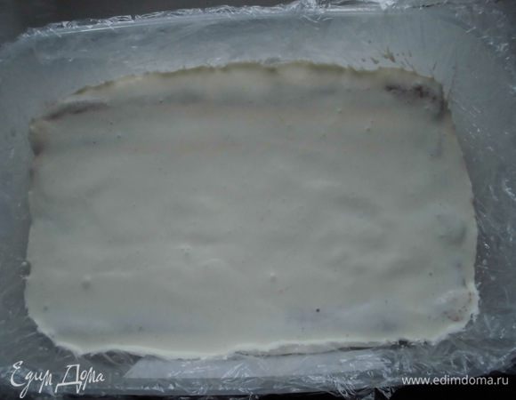 Загустевший крем слегка взбить ложкой (просто чтоб он стал однородным). Выложить половину крема на печенье. Тут 2 варианта: если хотим высокий торт, с 2 слоями крема и 3 слоями печенья, то выливаем половину крема. Если хотим 1 слой крема и 2 - печенья, то сразу весь крем. Я захотела сделать его высоким. 