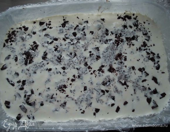 Шоколад довольно мелко порубить. Можно натереть на терке. Присыпать шоколадом панна котту, слегка вдавливая в нее.