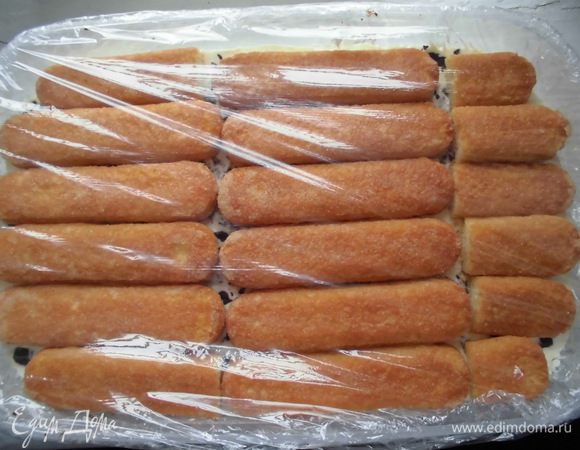 Выложить последний слой печенья и снова пропитать его молоком. Накрыть пищевой пленкой. Оставить торт минимум на 3-4 часа, но лучше на ночь. Я приготовила его в обед, и он стоял до утра. 