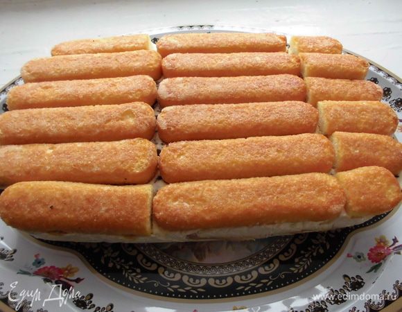 На следующий день торт вынуть из формы. Я очень боялась этого этапа, но все обошлось! Нужно просто аккуратно его вынимать, держа при этом за пленку.  Я сначала выложила на поднос, а затем, с помощью кухонной доски, фольги и пришедшей на помощь мамы, удалила пленку. 