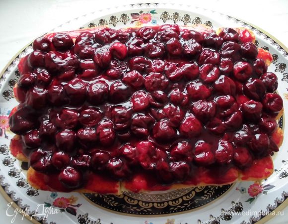 Вишню разморозить. Выделившийся сок (где-то 180- 200 мл) отделить от вишни. Если вишня была в собственном соку, то просто взять из всего объема такое количество. Сок налить в ковшик, добавить 2 ст. л. сахарной пудры. Тут дело вкуса, у меня получилась кисловатая вишня, но мне понравилось и так. Если Вы хотите более сладкий вариант, можно добавить больше пудры. К соку с пудрой добавить крахмал, размешать. Поставить на огонь и, помешивая, проварить до загустения. Снять с огня. Добавить вишню, перемешать. Выложить вишню на торт.