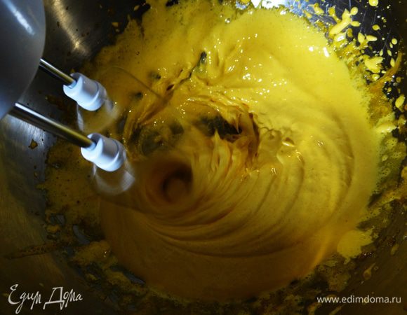 Желтки отделить от белков. Взбить их с сахаром до увеличения массы.