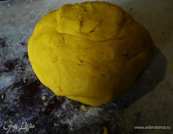 Добавить предварительно размягченное сливочное масло, тщательно растереть. Вмешать муку и гашенную соду, замесить эластичное, хрупкое тесто.