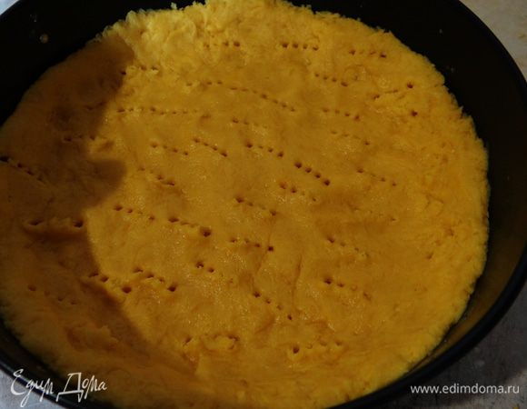 Тесто выложить на противень, разровнять руками и положить в холодильник на 20-30 минут. 
