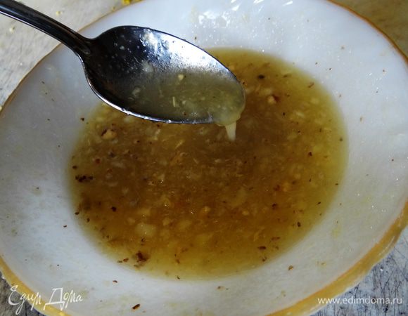 Займемся начинкой. Белки взбить с 1 стаканом сахара до устойчивости. Изюм промыть, обсушить. Орехи порубить (не совсем мелко). Лимоны пропустить через мясорубку, смешать с 1 стаканом сахара (я брала 0,5 стакана).