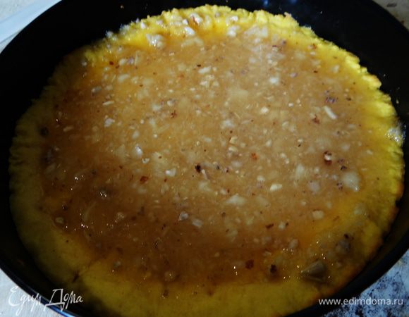 Тесто достать из холода. Вылить сверху лимонную начинку.
