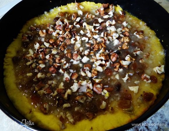 Пересыпать орехами. 
