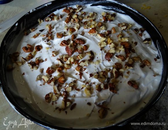 Выложить безе. 
Сверху равномерно посыпать безе орехами. Пирожное поставить в разогретую до 160* духовку и выпекать в течении 50 минут (у меня 180*С и 30 минут).
