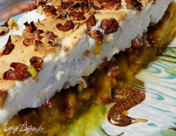 Приятно наслаждения! ;-) 
(Разрезала еще теплым, поэтому создается впечатление, что начинка немного потекла, частично так и есть. Советую перед подачей подержать минут 40 в прохладном месте. Пирожное становится еще вкуснее. Тогда уж за уши не оттянешь)) 