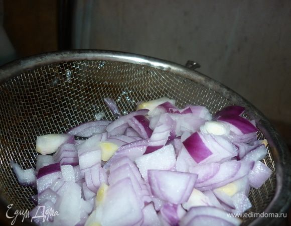 луковицу очистить и мелко порезать. у меня красный лук не просто ядреный, а ТЕРМОЯДЕРНЫЙ, поэтому я ошпарила кипятком его