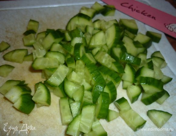 свежий огурчик порезать кубиками
