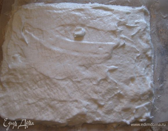 Тем временем, пока пекутся яблоки взбить белки с лимонным соком до устойчивых пиков, добавить сахар, взбить до плотности и блеска. Застелить противень бумагой для выпечки, выложить белки и аккуратно разровнять, сделав прямоугольник. 
