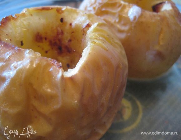 Когда яблоки испекутся поставить их остывать, а белки поставить в духовку на 20 мин. при 170 градусах. При запекании должна образоваться корочка, это важно при сворачивании рулета!