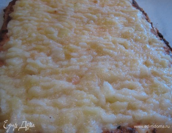 Получившееся пюре выложить на меренгу и аккуратно свернуть рулет.