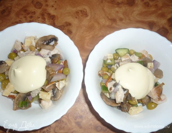 сыр нарезаем мелкими кубиками, все смешиваем, добавляем зеленый горошек. солить не нужно. огурчик очень освежает, оливки придают пикантность, горошек отдает нежность, курочка насыщает и наполняет салат копченым ароматом, лучок...ну куда без него. заправляем майонезикм. можно еще и лимонного сока добавить....очень вкусно