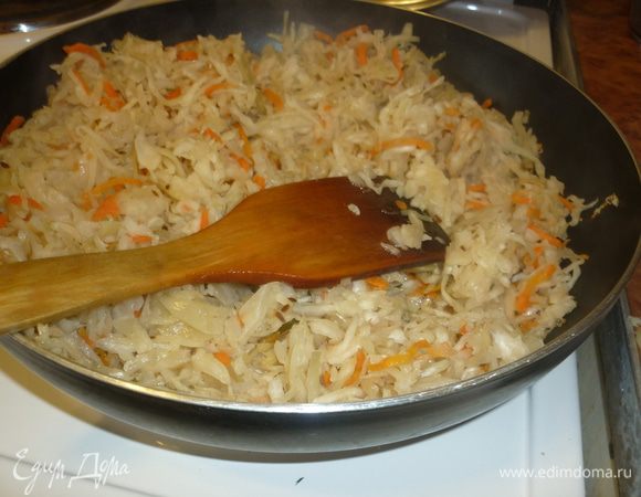 Отожмите капусту от рассола. Разогрейте на сковороде растительное масло, положите капусту и жарьте в течение 7–8 минут.