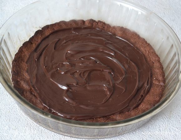 По центру шортбреда распределить шоколад.