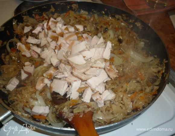 Куриную грудку нарежьте кубиком и переложите в сковороду, тщательно перемешайте и снимите с огня.<br />
Нежная, тающая во рту тушеная квашеная капуста готова. 