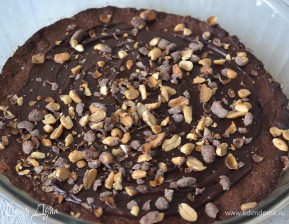 Посыпать измельченными орехами.