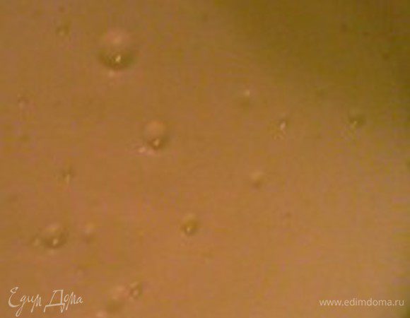 В миску вылить кефир и поставить греть на огонь (должен быть слегка горячим). Снять с огня, добавить соду и соль (возмется пеной). 