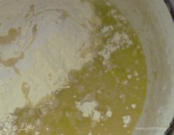 Дрожжи развести в небольшом кол-ве тёплой воды с добавлением 1 ст. л. сахара, оставить.минут на 15.
Воду остудить до тёплой и добавить в миску, где будет замешиваться тесто, туда же добавить все ингредиенты, включая дрожжи, и замесить тесто. Тесто должно быть живым, мягким и воздушным