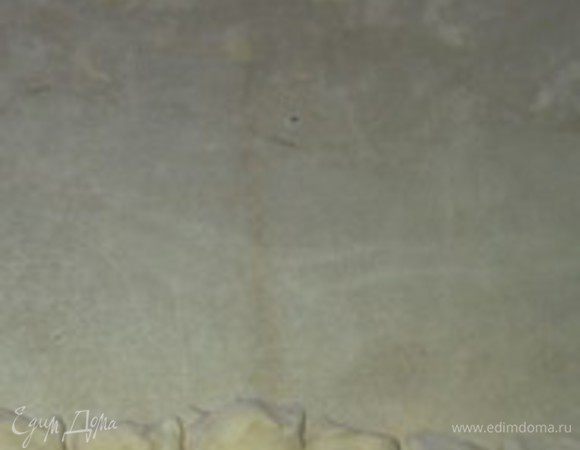 Затем брать небольшими порциями и лепить пирожки.