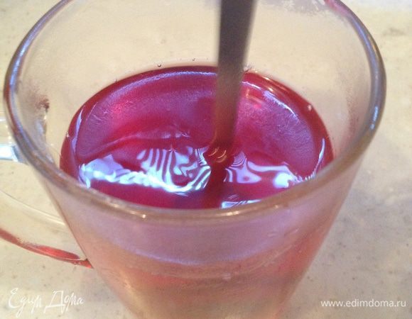 Заливаем кипятком и перемешиваем до полного растворения