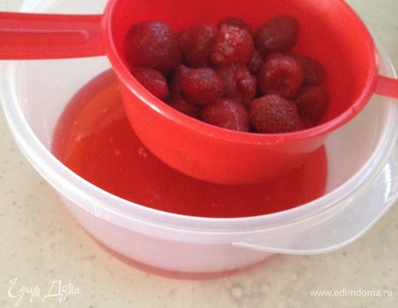 Выкладываем клубнику в ситечко, чтобы стекла жидкость, но не выливаем сок, он тоже нам понадобится. То же самое делаем и с мандаринами, а их компот можно вылить.