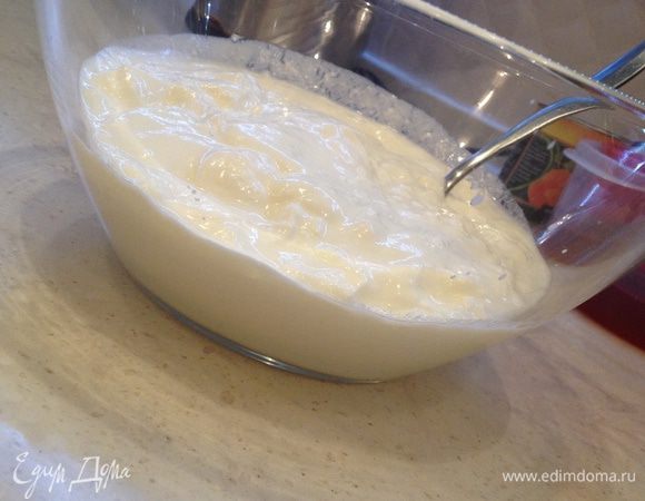 Мацони нужно переложить в посуду, в которой будем делать йогурт (я использую стеклянный салатник)
