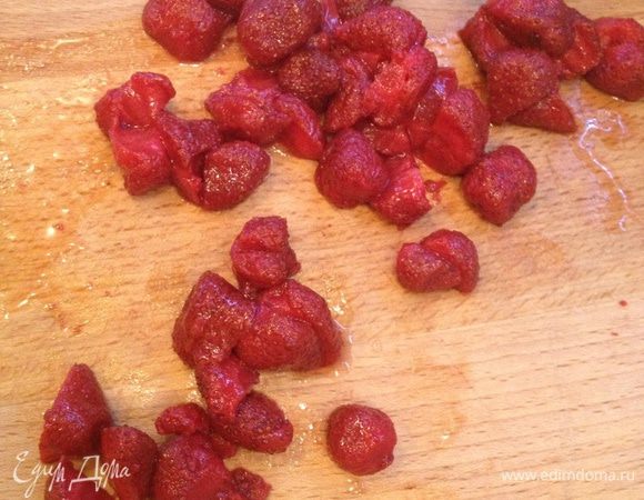 Нарезаем клубнику (если ягоды небольшие можно оставить целыми)
