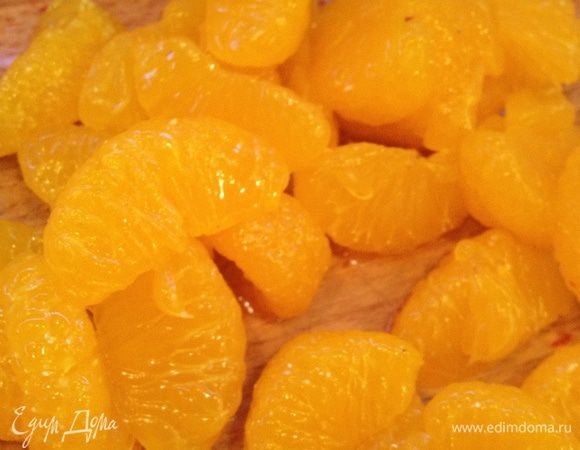 Нарезаем кусочками мандарины