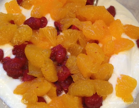 Вливаем растворенное желе в мацони тонкой струйкой  и непрерывно перемешиваем венчиком до однородной  консистенции.
Добавляем в мацони фрукты...