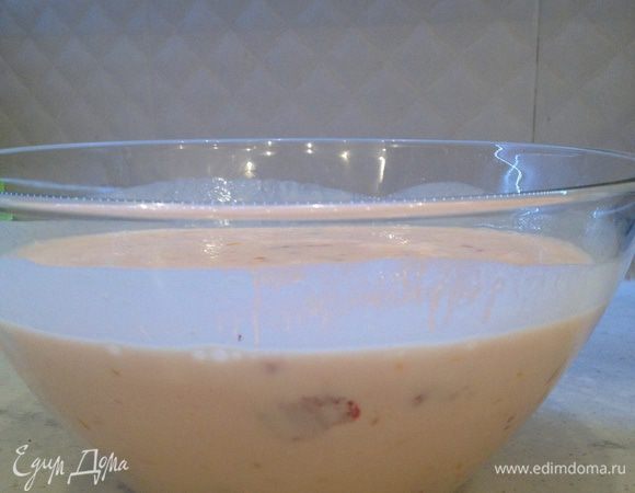 Готовый йогурт я ставлю в нулевой отсек холодильника и оставляю на всю ночь. Но это не обязательно. Можно поставить просто в холодильник на несколько часов, пока йогурт не приобретет вид затвердевшего желе.