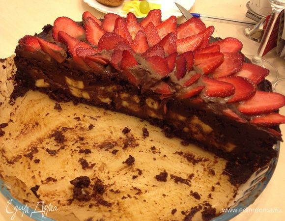 Украшение :
Важно чтобы крем с верху был не жидкий и не не сильно застывший , он должен держать наши клубничные лепестки.
Выбираем самые крупные лепестки и начинаем их выкладывать с внешнего края. затем поменьше лепесточки и постепенно двигаемся внутрь - пока все не выложим,
Ну и покрываем все это желейным сахаром .
Ставим на ночь или хотя бы часов на 5 в холодное место что бы все это великолепие застыло.
Ну а утром снимаем бортики, пергамент и ВУАЛЯ !!!
Наше чудо готово !

... А и самое главное ....обязательно  Освятите в своей духовной традиции ...он тогда будет действительно божественным  !

Приятного аппетита !!!! Я желаю вам счастья !