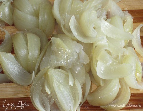 Лук почистить,отварить в подсоленной воде 20 минут, откинуть на дуршлаг и нарезать полукольцами.