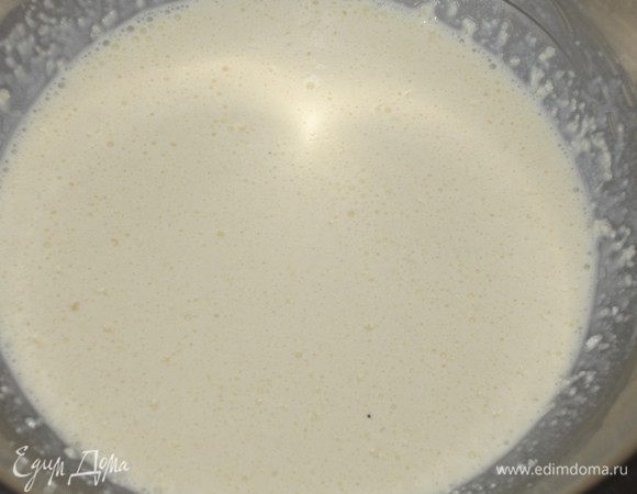 Венчиком взбить яйцо со сливками и со щепоткой соли. Добавить пармезан, рикотту, хорошо перемешать.