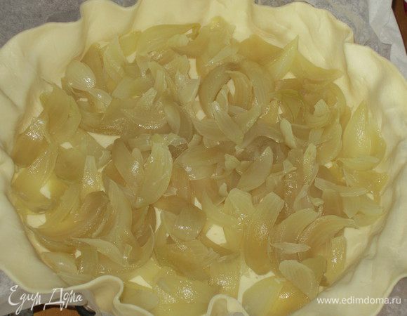 Выложить сверху лук.