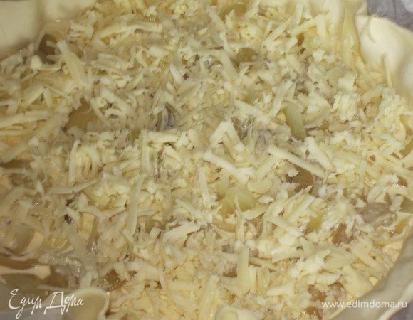 Сыр натереть на крупной тёрке и выложить на киш.