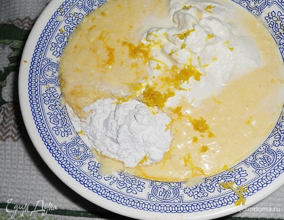 Добавить сметану, размягченное сливочное масло, крахмал, лимонную цедру и все пропустить через блендер.