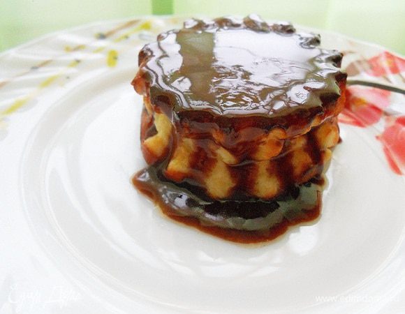 Когда сырник испечется достать из духовки и остуить прям в форме, затем извлечь и можно полить растопленным шоколадом.