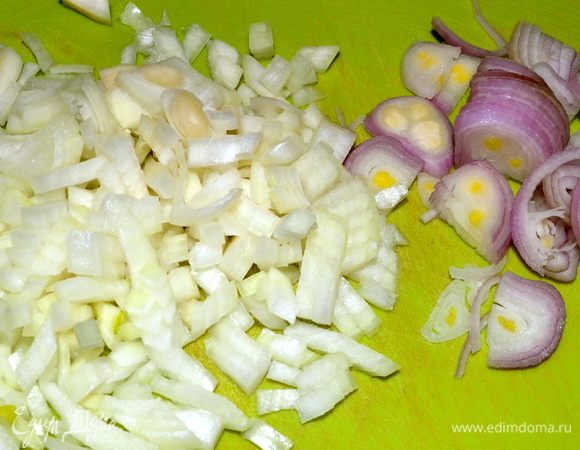 Репчатый лук и лук-шалот нарезать достаточно мелко. Лук-шалот можно заменить на зубчик чеснока.