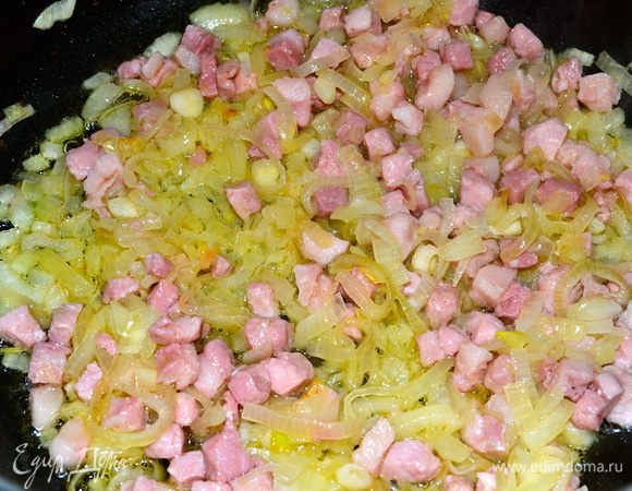 Добавить грудинку и продолжать обжаривать минут 5-7.